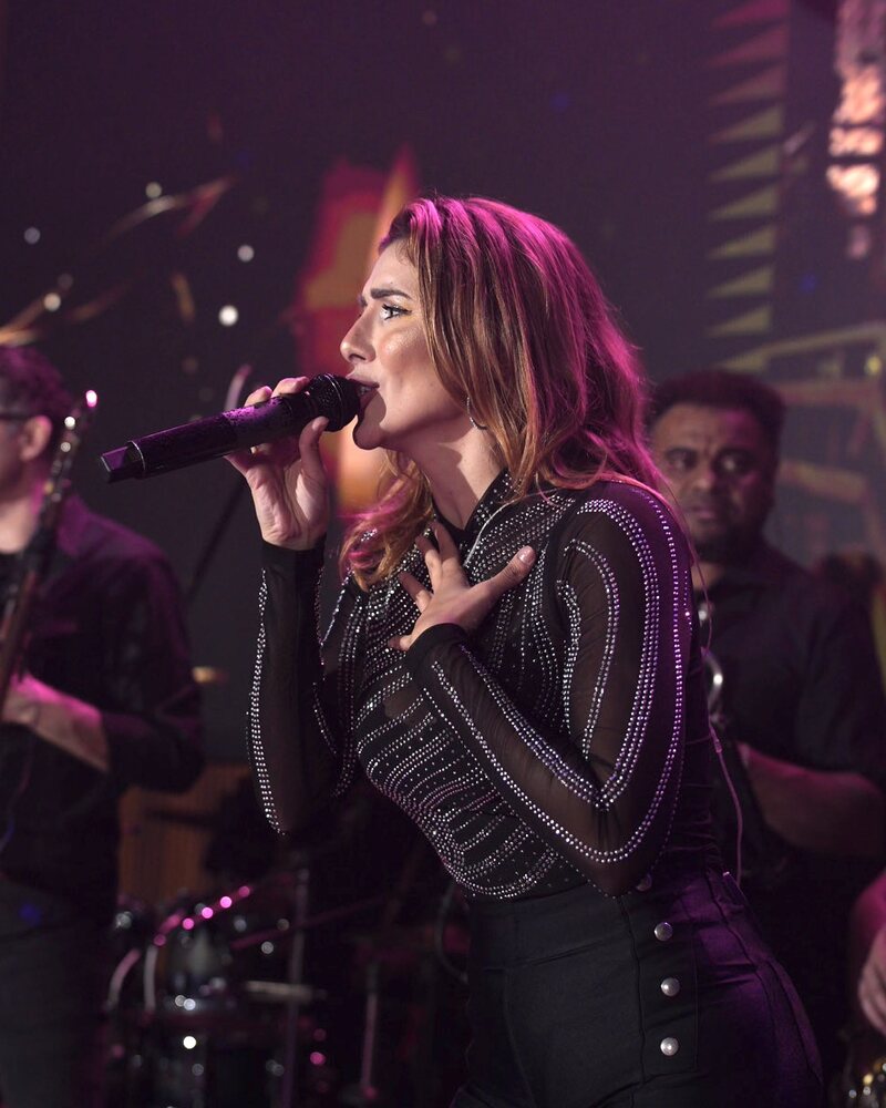 Vocalista da Banda iNova cantando ao vivo no palco durante um evento