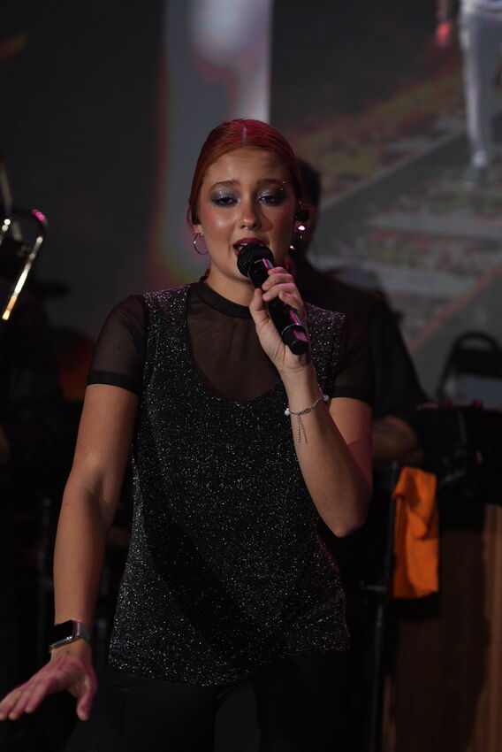 Vocalista da Banda iNova em performance dançante no palco