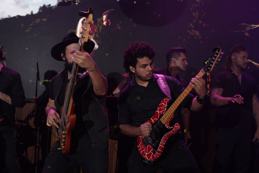 Banda iNova completa em apresentação com guitarras e metais