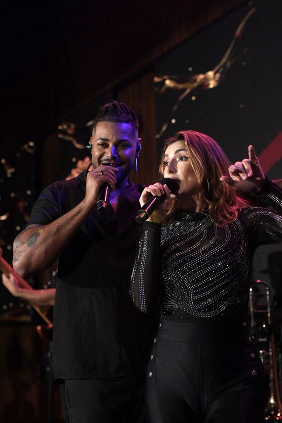 Vocalistas da Banda iNova em dueto no palco