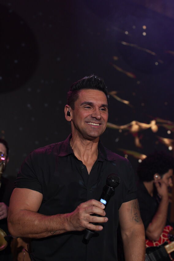 Vocalista da Banda iNova sorrindo durante o show